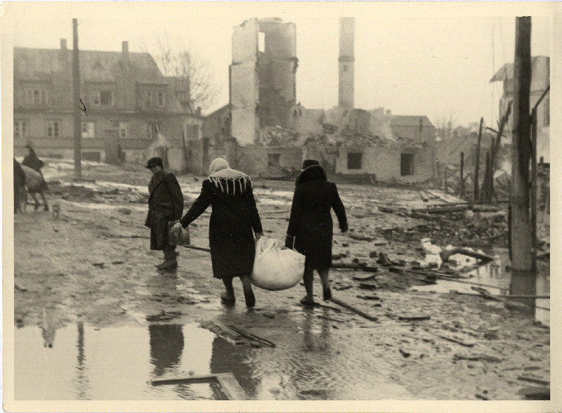 Inimesed purustatud linnatänaval oma allesjäänud vara kandmas 9. märtsi pommitamisele järgnenud päeval. ERA.R-68.1.5.1.